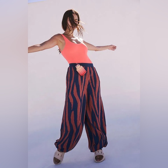 NWOT FREE PEOPLE MOVEMENT Baller Printed Pants MSRP $128 Size L - Picture 3 of 13